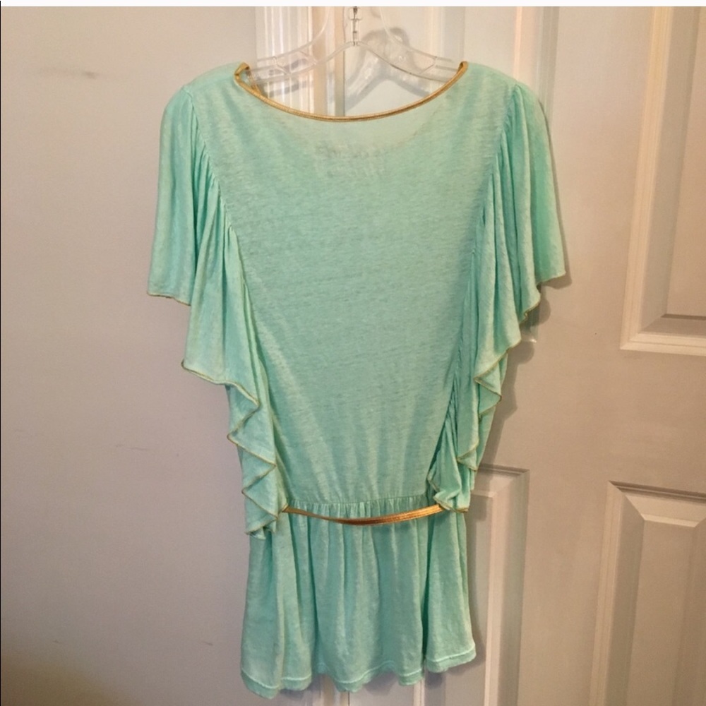 Micro mini dress/tunic top w/ gold belt. Jasmine?